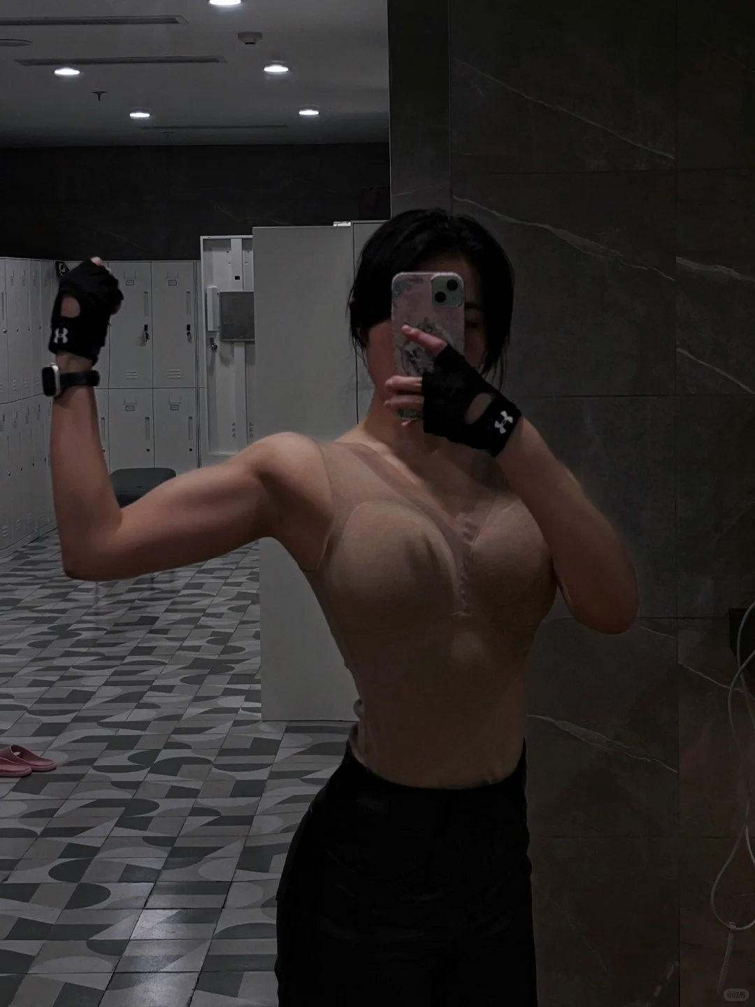 让我看看女生的手臂线条