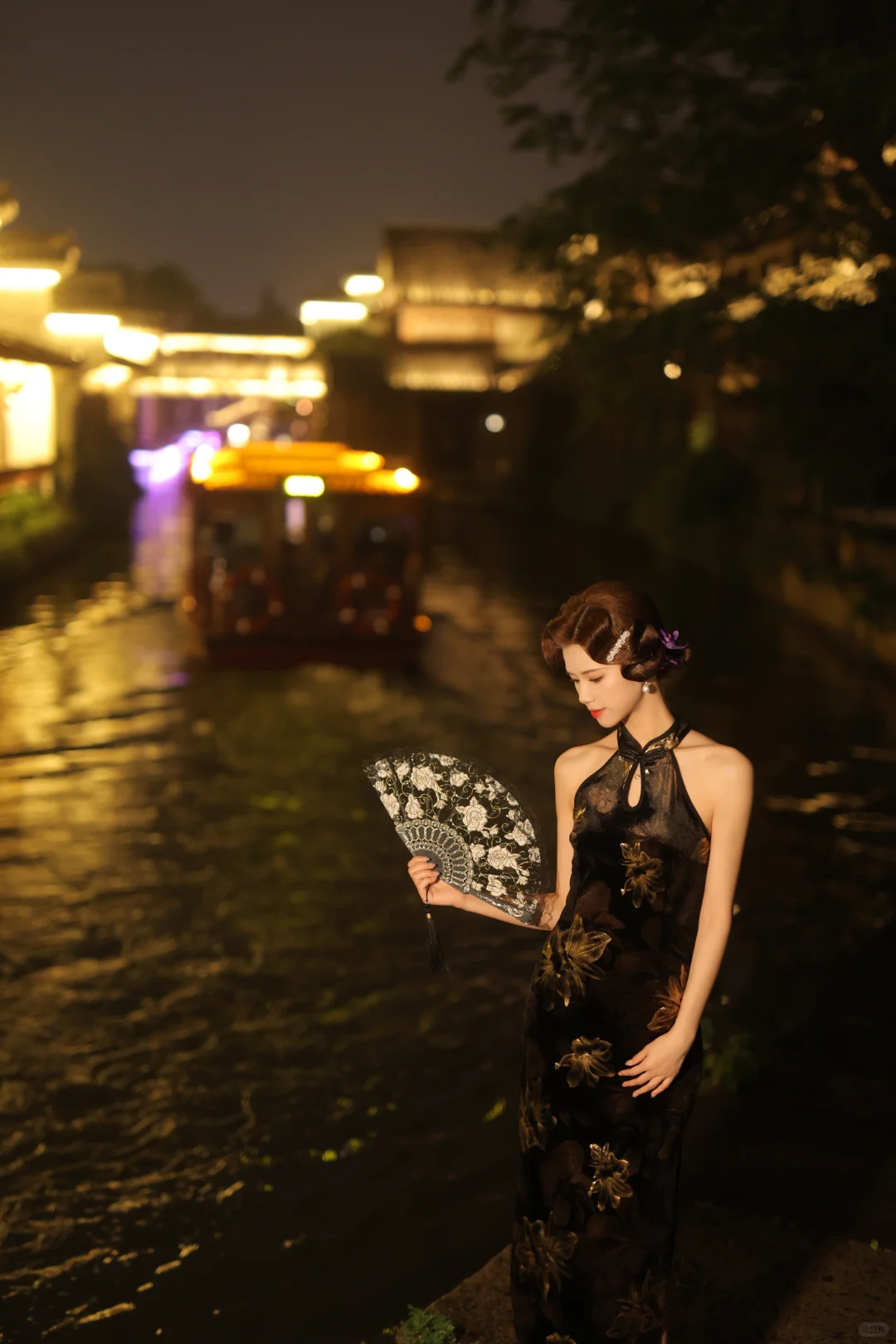 衩间摇曳的不是风月，是暗夜里盛放的牡丹