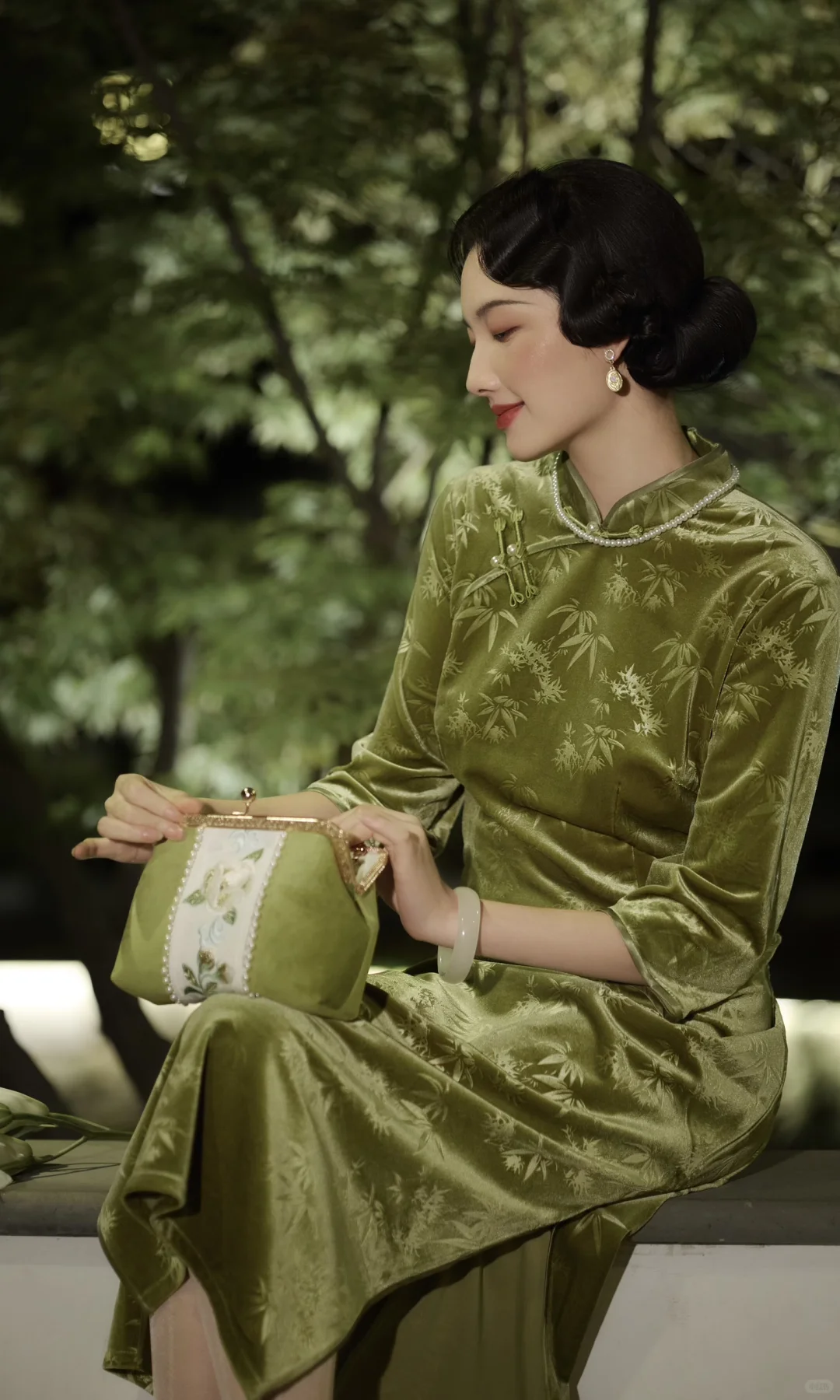 在江南写上一封信名为：青春《旗袍夜影》