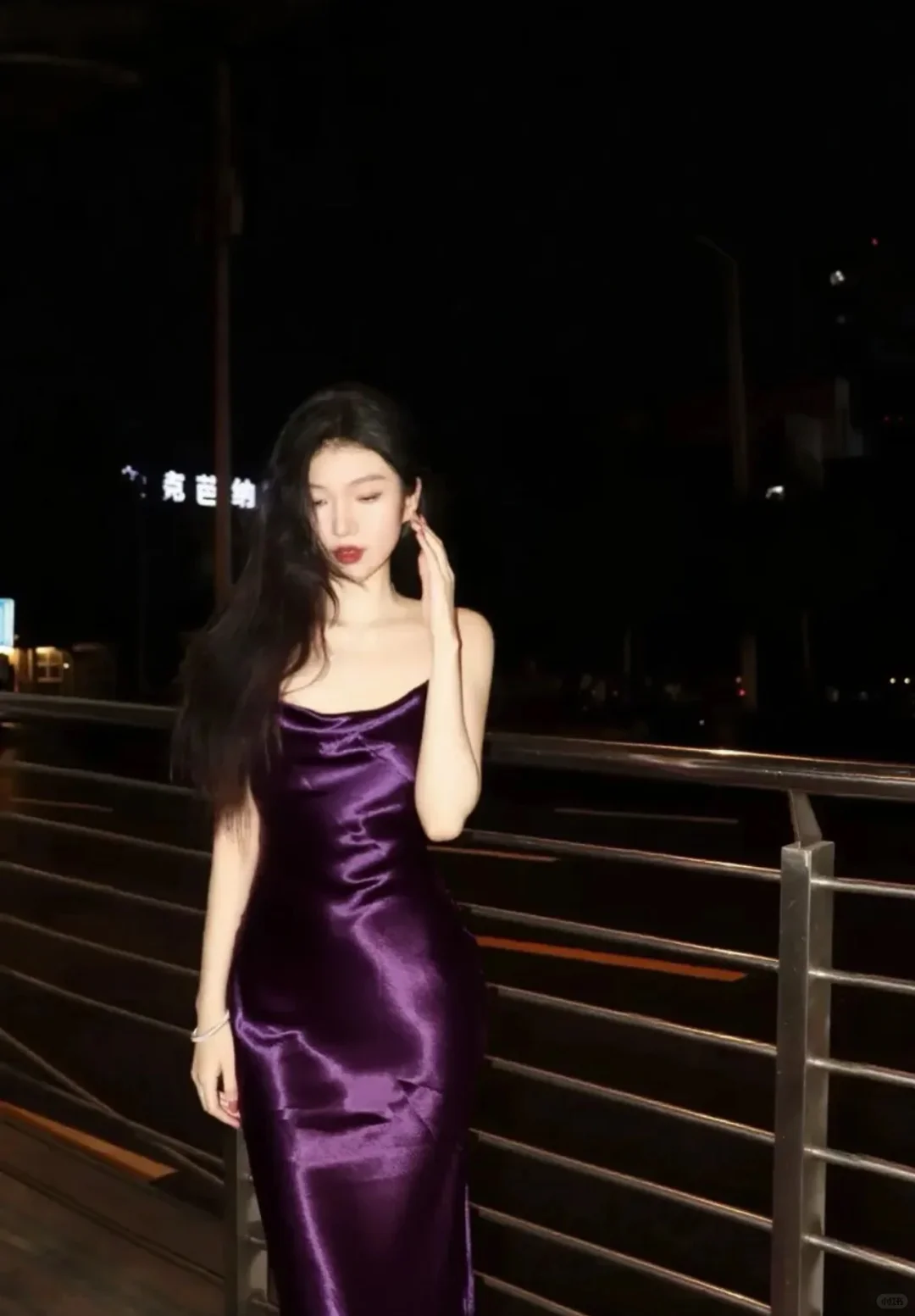 这年头 谁买裙子还送玫瑰花🌹呀～