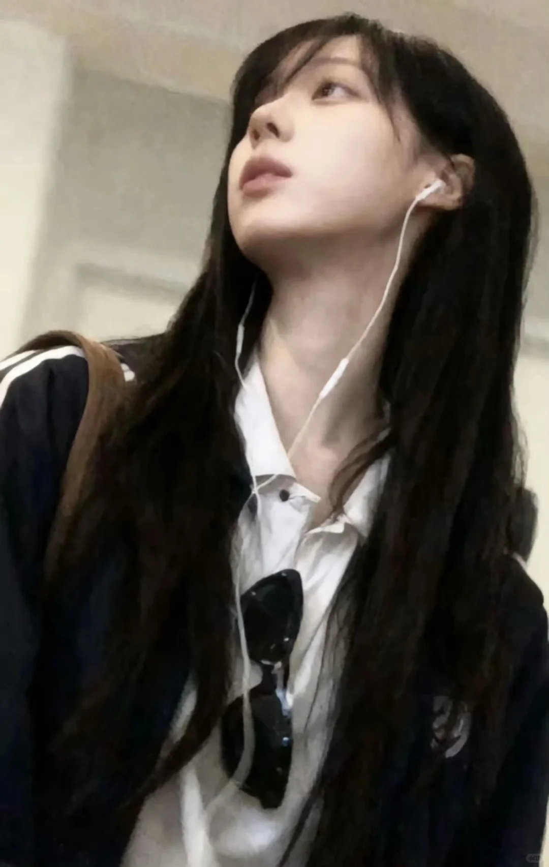 悄悄攀上她的手指