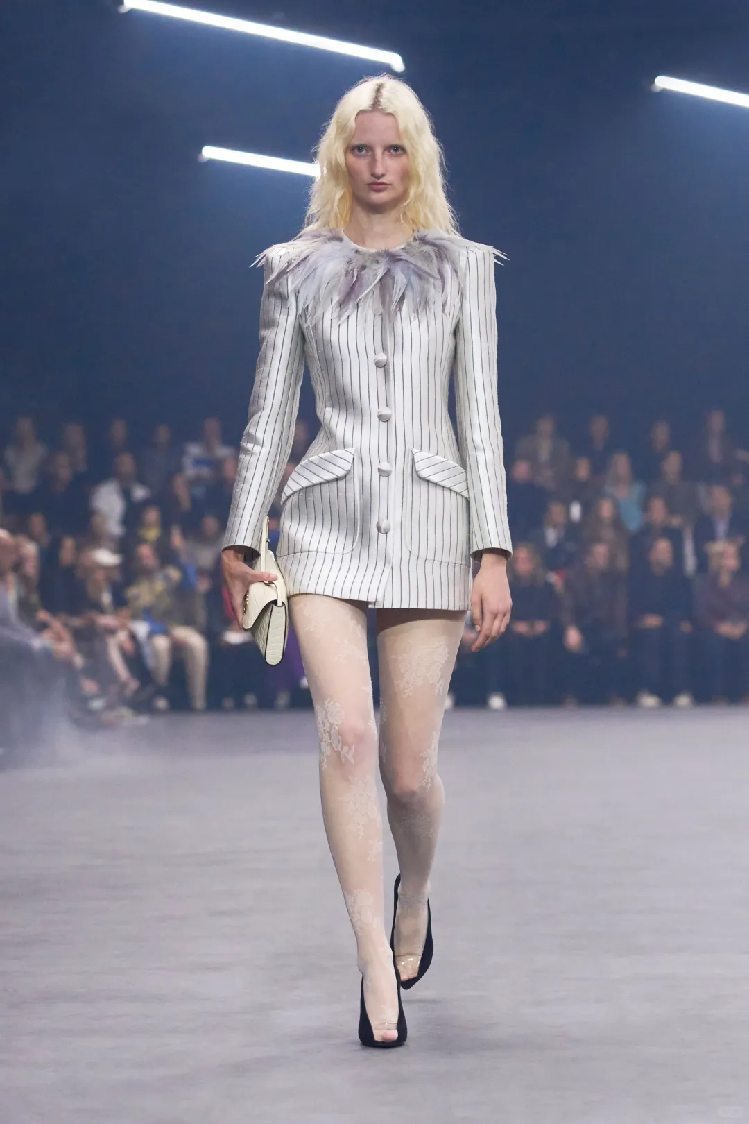 Valentino羽毛西装裙，飒到心碎