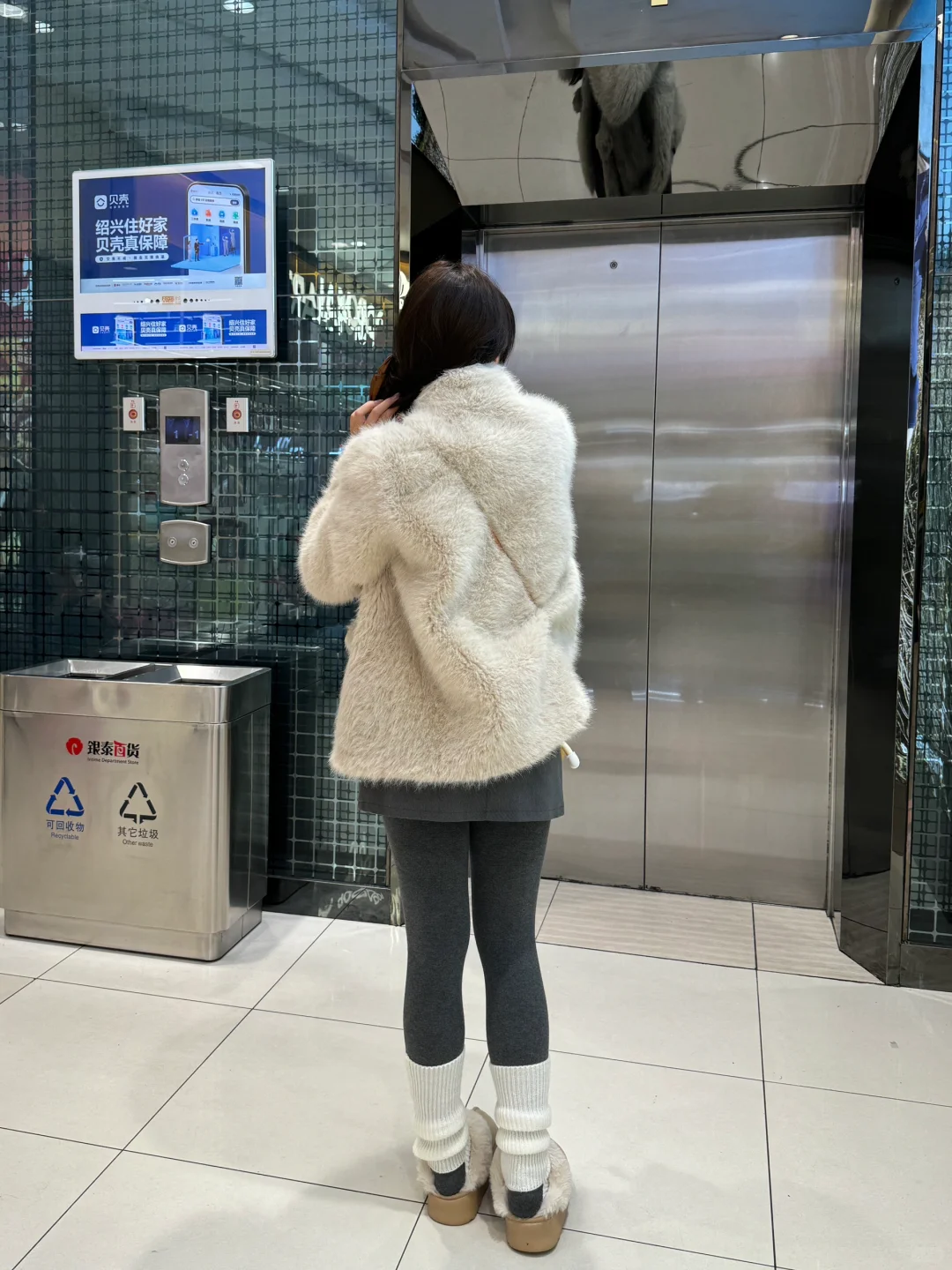 电梯口看到的…谁说腿粗不能穿打底裤？