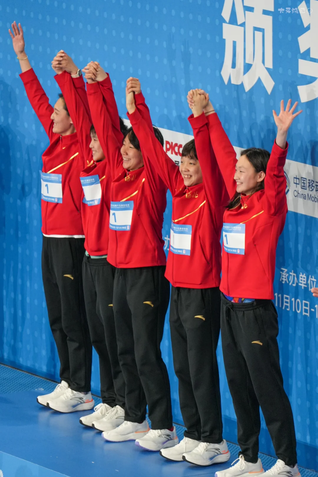 河北每次都是女教练带着泳女上台看得好爽