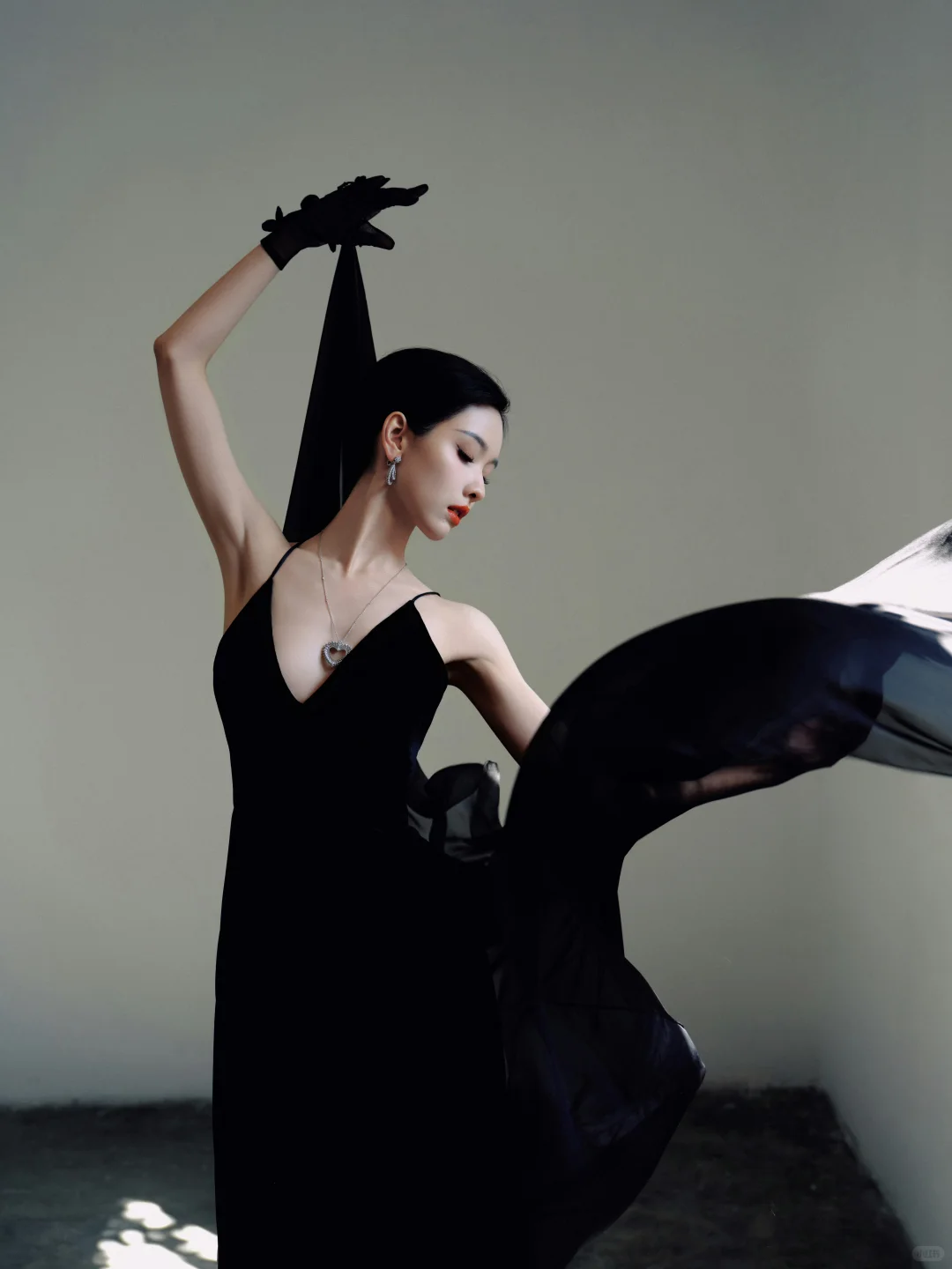 陈都灵今晚第二套造型，优雅黑天鹅即视感