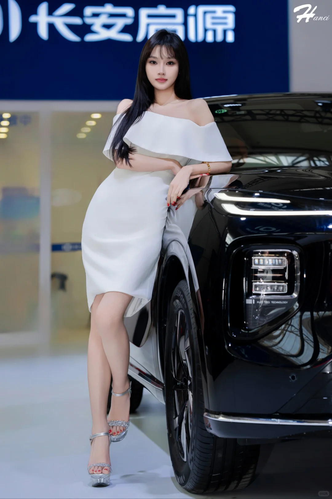 哈尔滨秋季车展上模特十七身穿白裙展示美姿