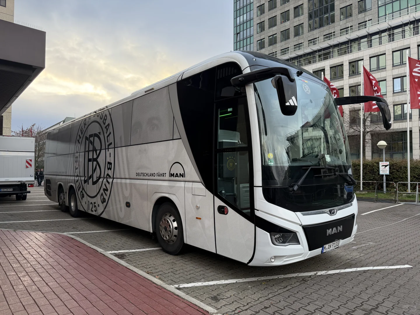 德国队的大巴车还有迎宾灯💡