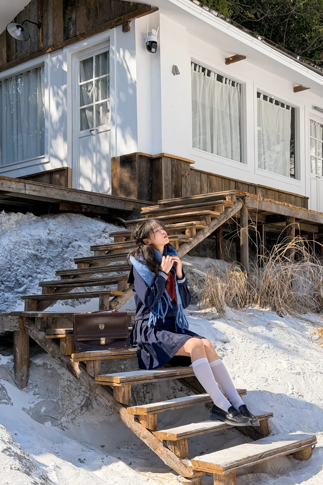 “冬日OOTD｜蓝调制服+围巾，雪地日系少女”
