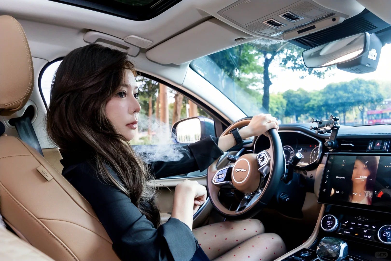 会开车还会修车，让她做你的秘书你愿意吗