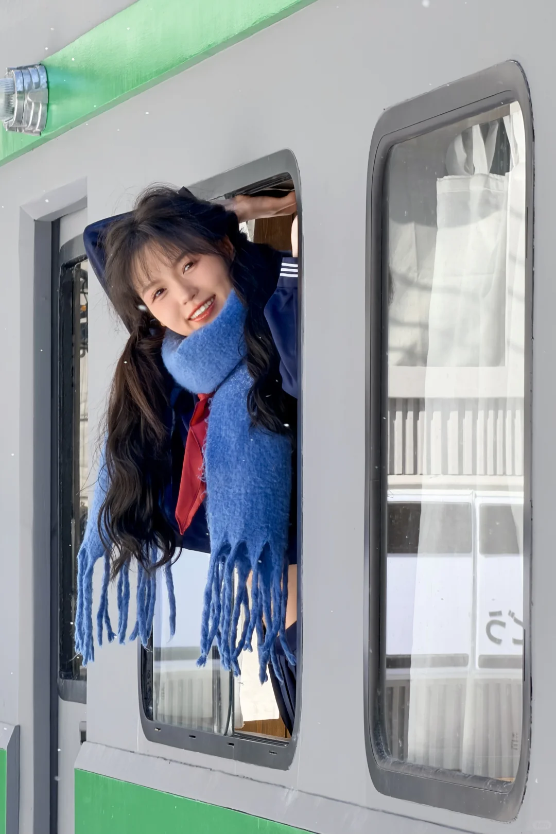 “冬日OOTD｜蓝调制服+围巾，雪地日系少女”