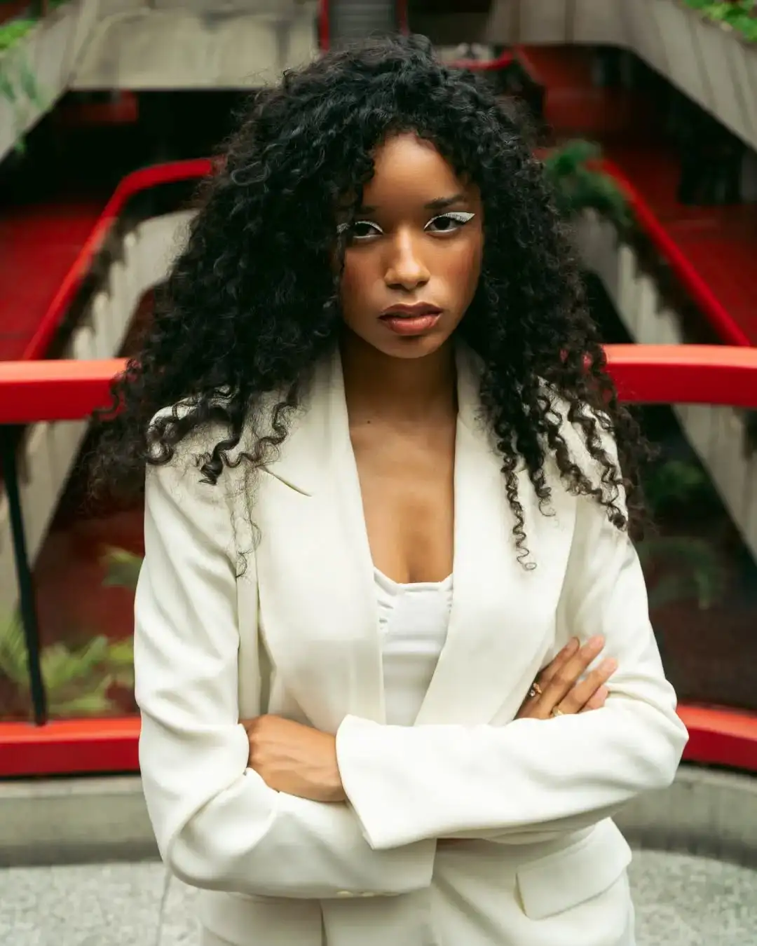 卷发小麦色女外模