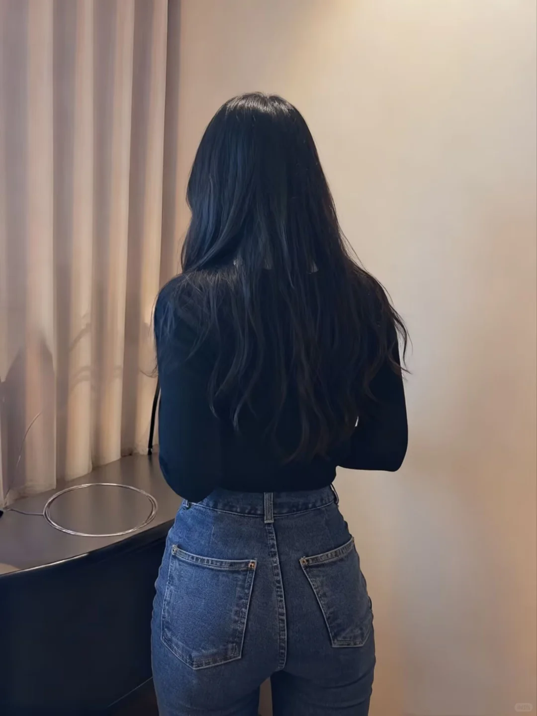 性感的紧身牛仔裤和背影杀，谁穿谁好看