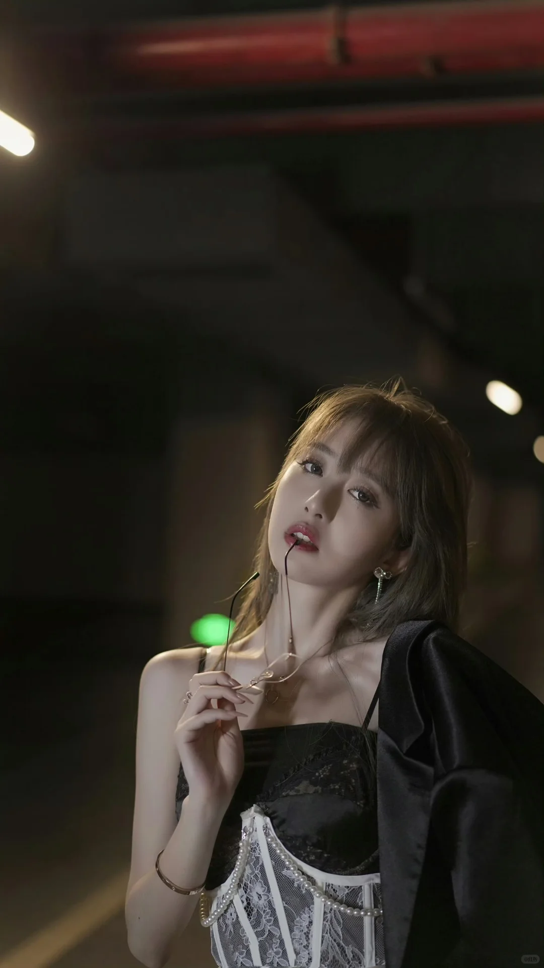 卓仕琳 御姐吊带裙 蕾丝掐细腰