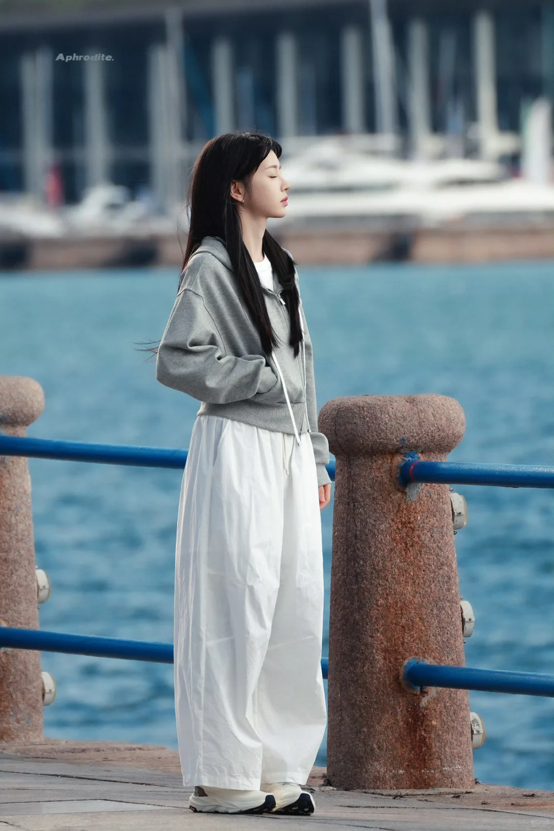 田曦薇新戏海边两套穿搭～林知夏侧脸杀😍