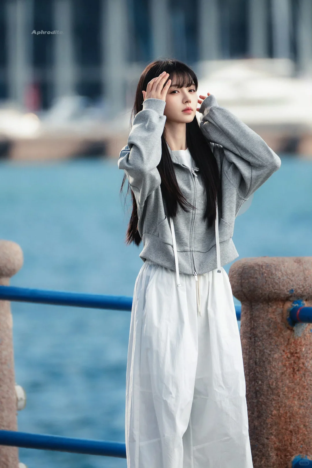 田曦薇新戏海边两套穿搭～林知夏侧脸杀😍