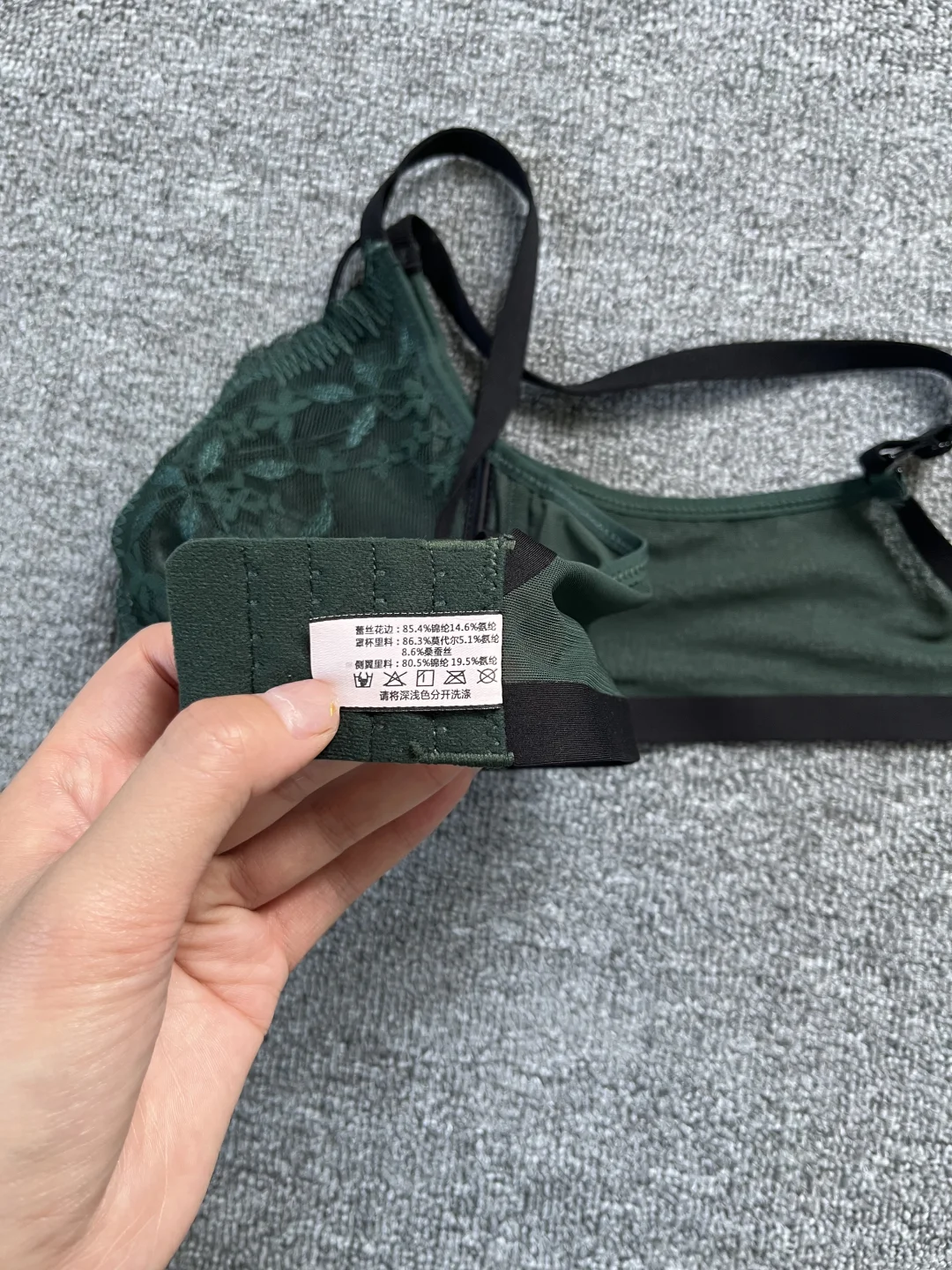 谁穿谁惊艳！墨绿色蕾丝裙氛围感拉满