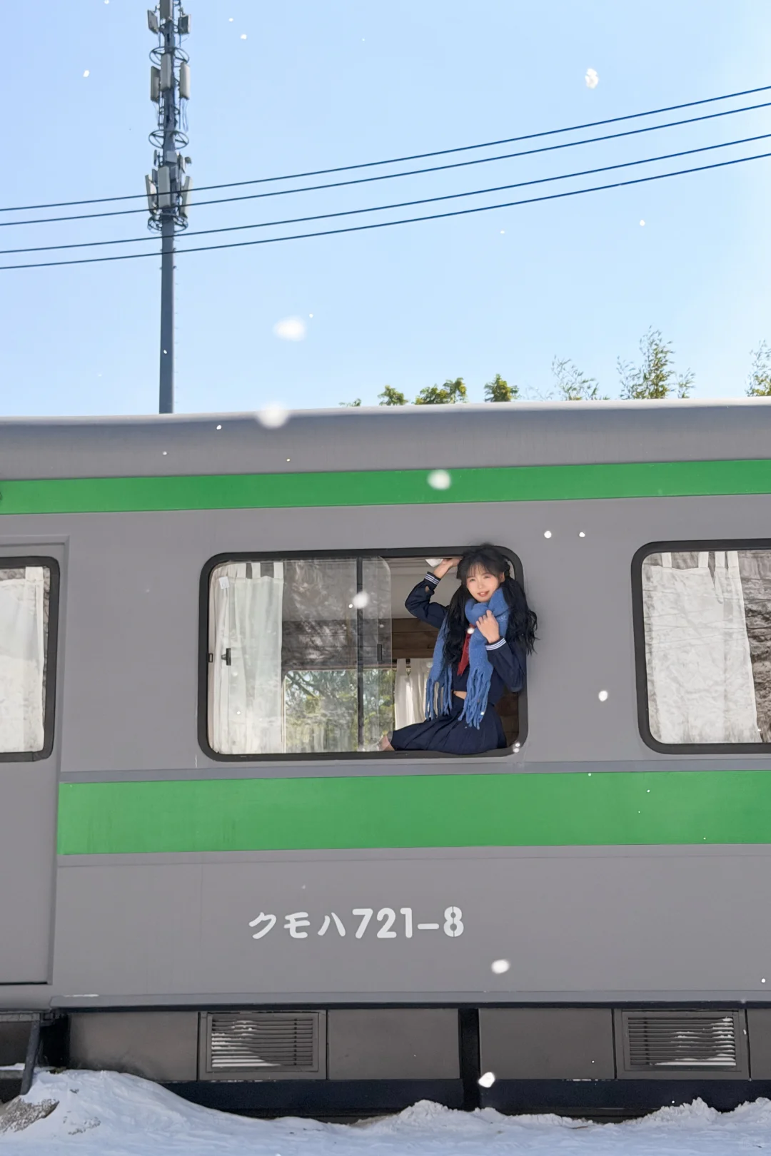 “冬日OOTD｜蓝调制服+围巾，雪地日系少女”
