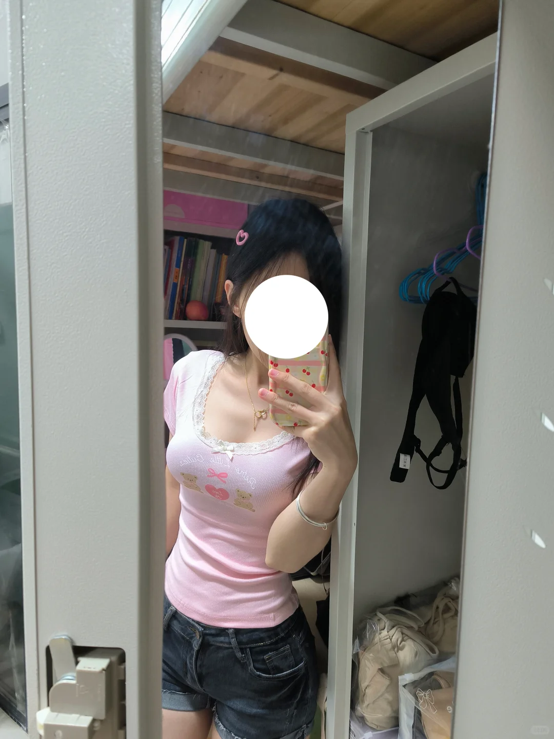 粉色修身上衣真的好显嫩啊！！！