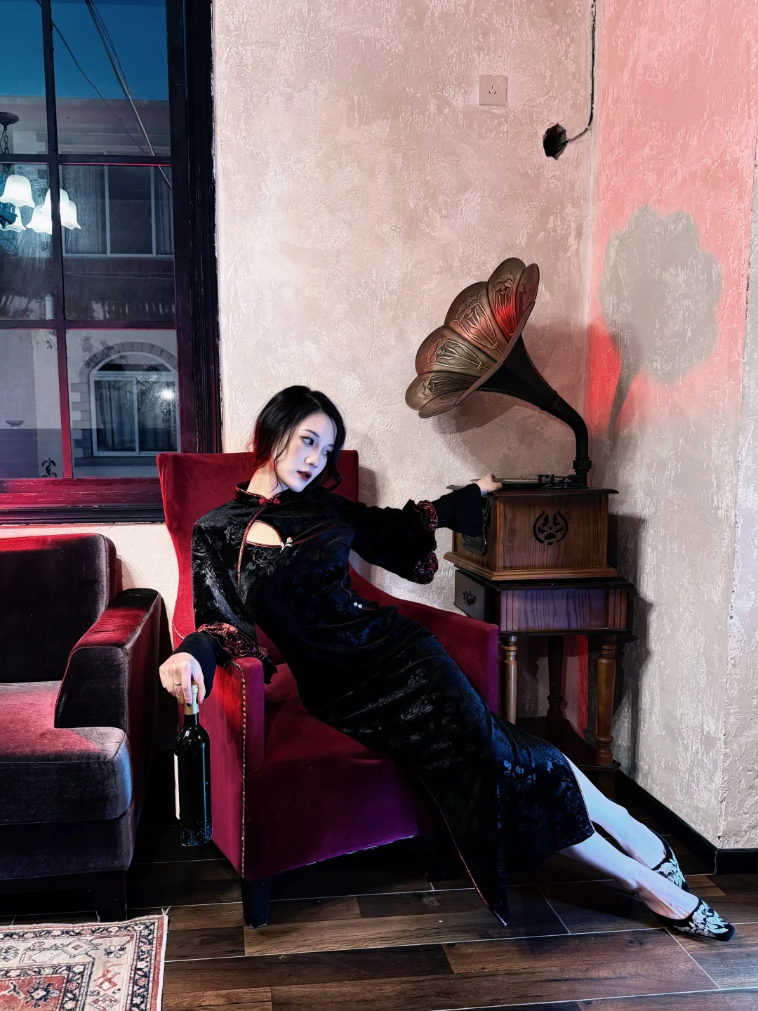 我将玫瑰藏于身后，破碎但盛开🥀