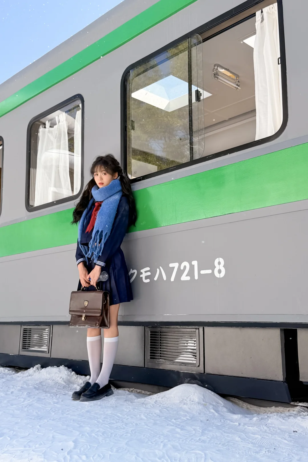 “冬日OOTD｜蓝调制服+围巾，雪地日系少女”