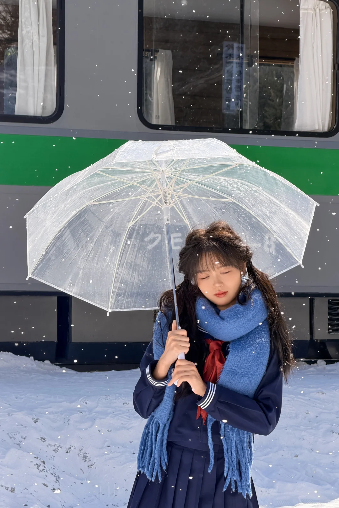 “冬日OOTD｜蓝调制服+围巾，雪地日系少女”