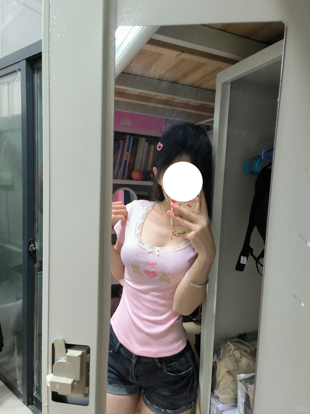 粉色修身上衣真的好显嫩啊！！！