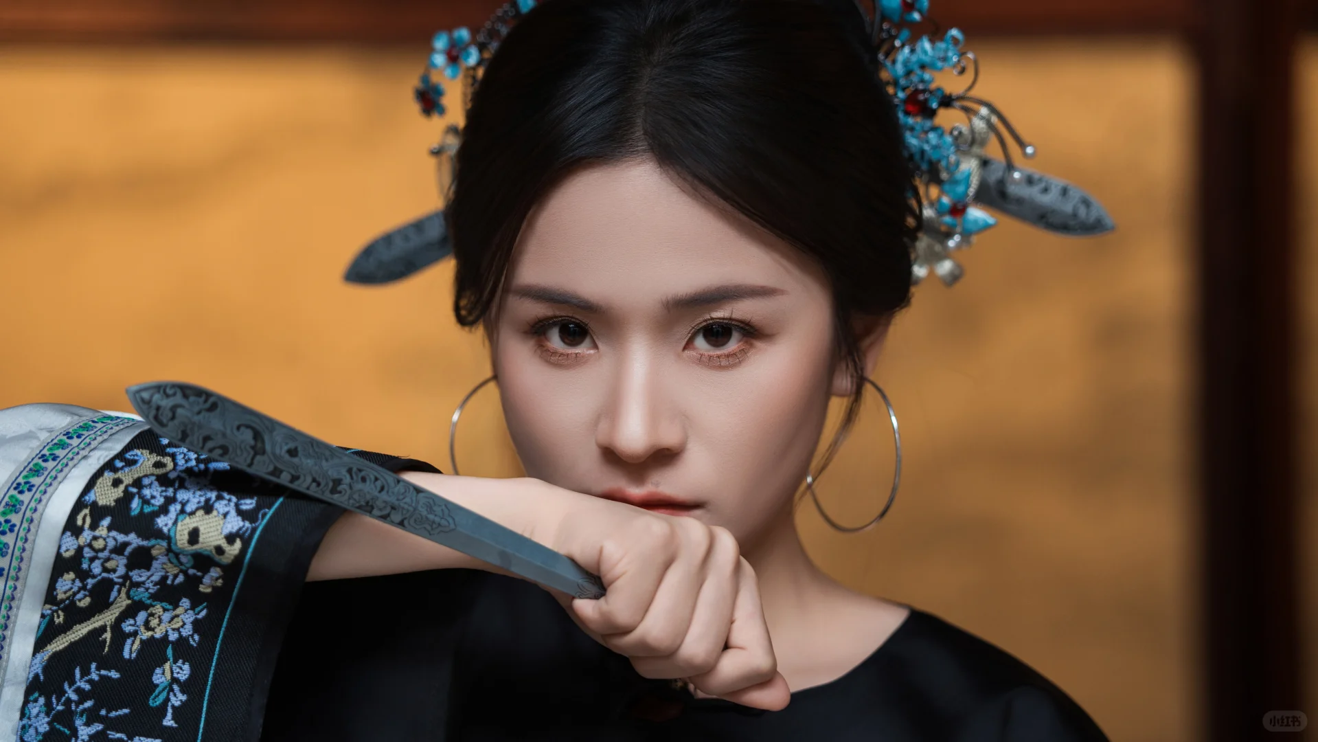 她可以是娇艳的花，也可以是锐利的剑⚔️