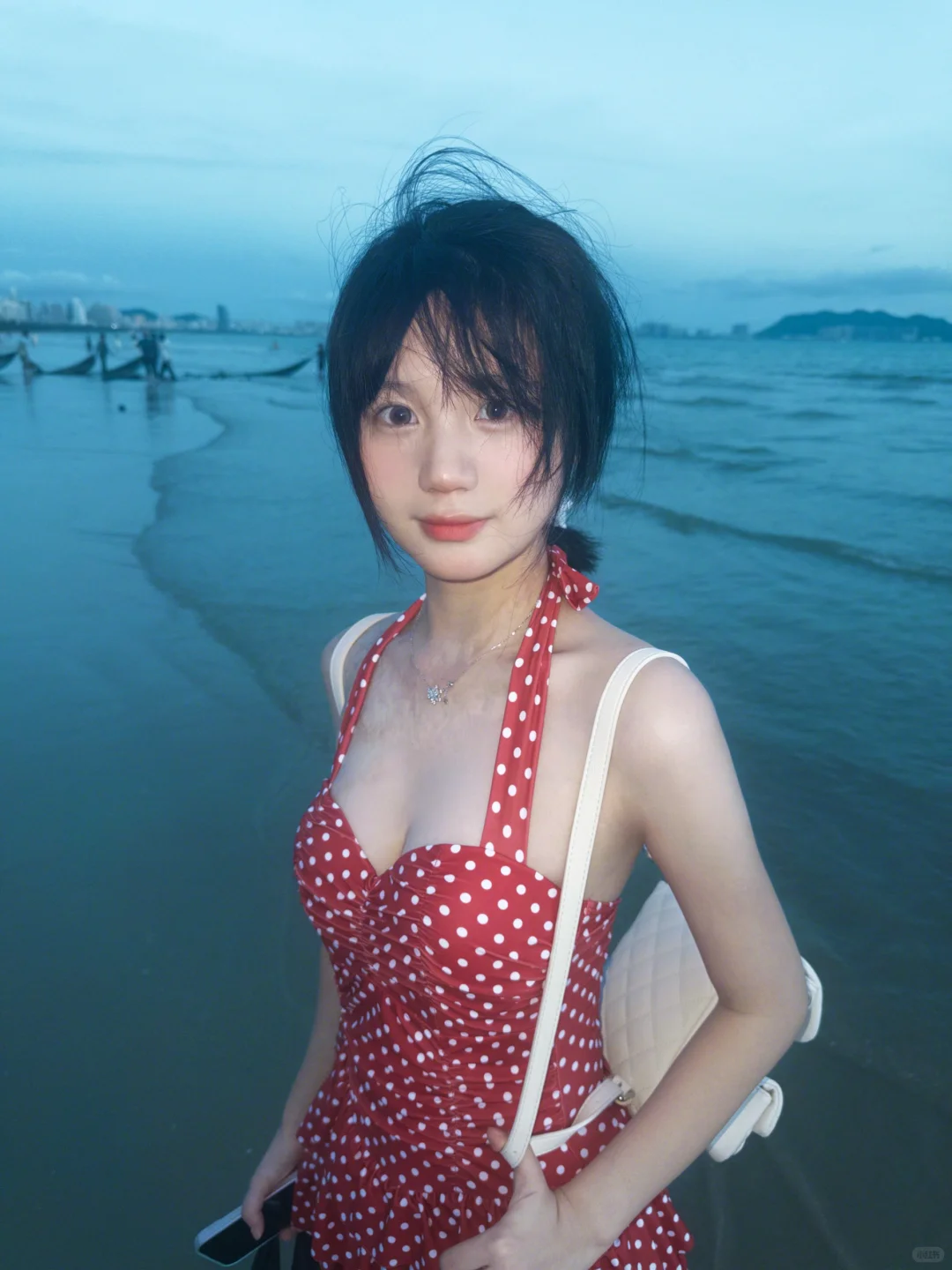 红白点点泳衣真的好美！🌊