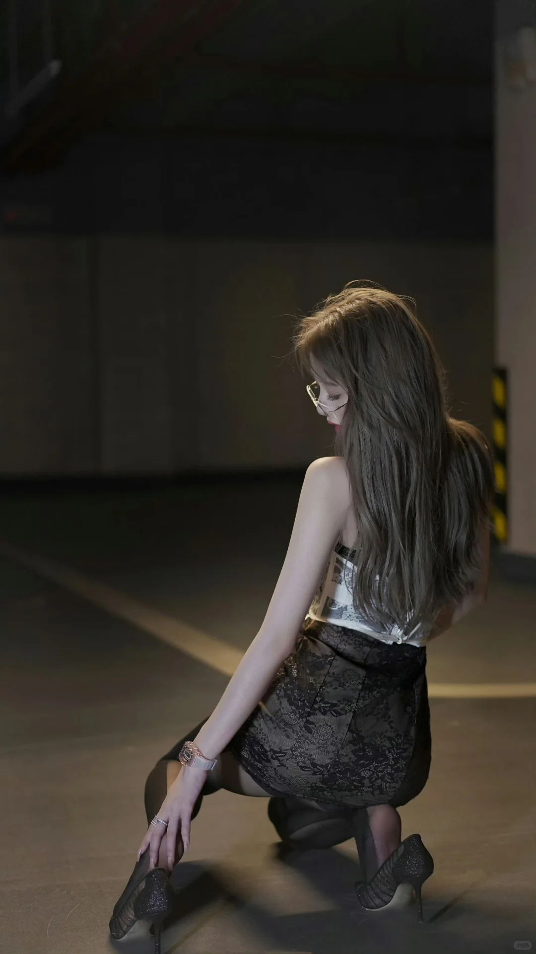 卓仕琳 御姐吊带裙 蕾丝掐细腰