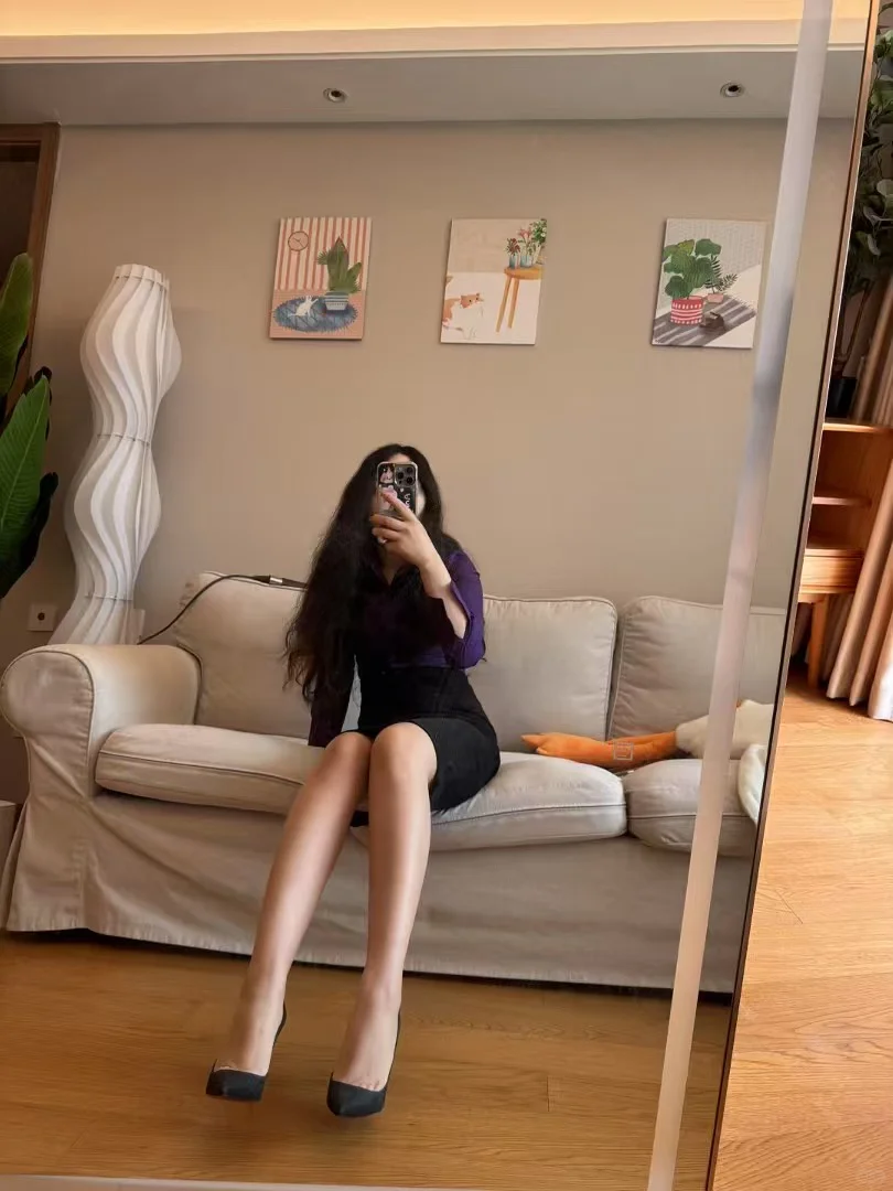 紫色小外套，搭配肉丝小高跟，有气质的职业装