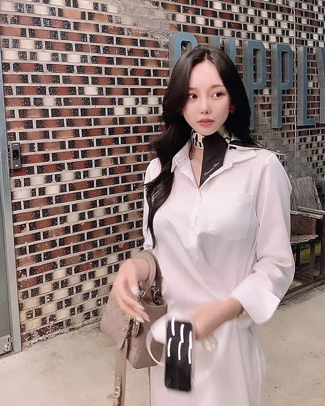 [ins美女]身材性感的大长腿美女模特写真2