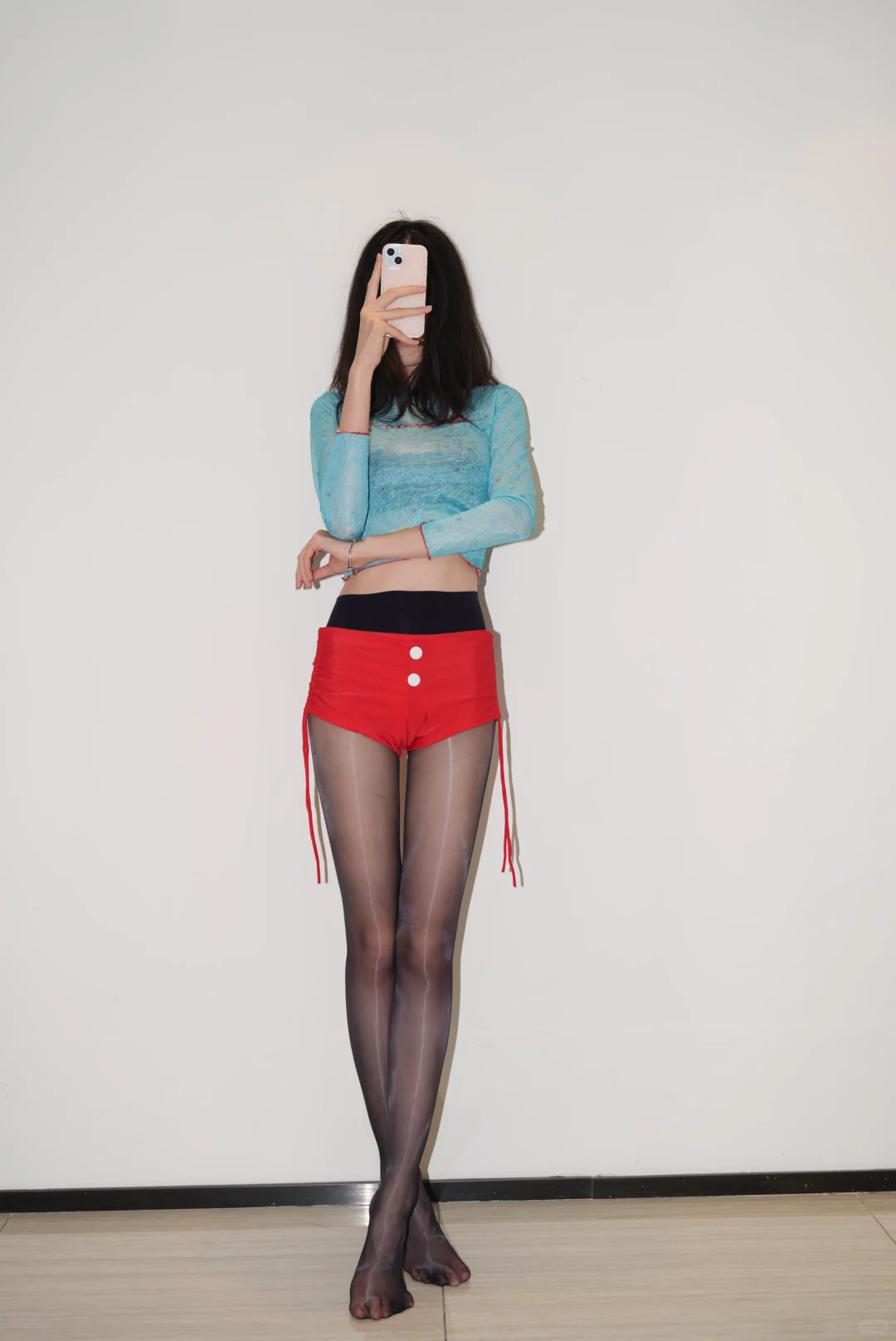 红色短裤好显身材