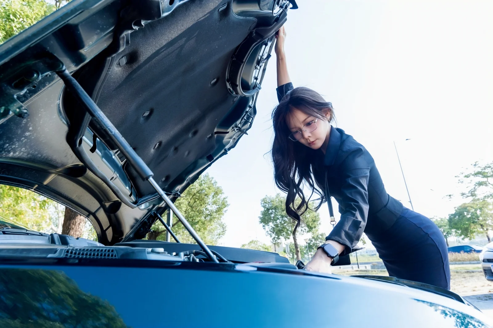 会开车还会修车，让她做你的秘书你愿意吗