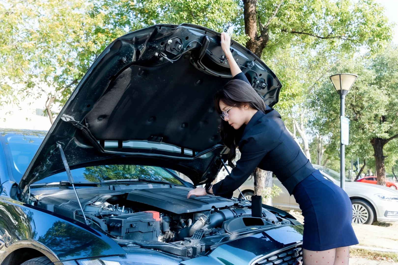 会开车还会修车，让她做你的秘书你愿意吗