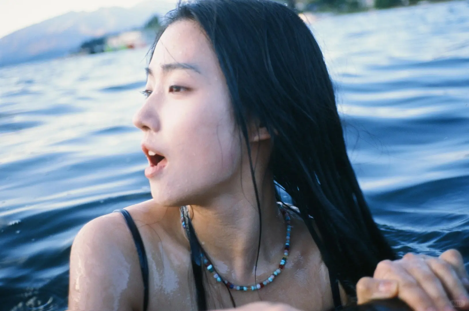 卢昱晓晒泳装照。这不就是美人鱼嘛。