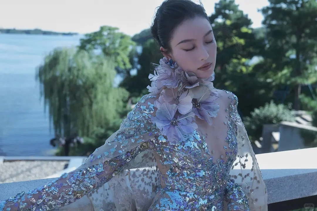 倪妮炫彩长裙礼服写真集