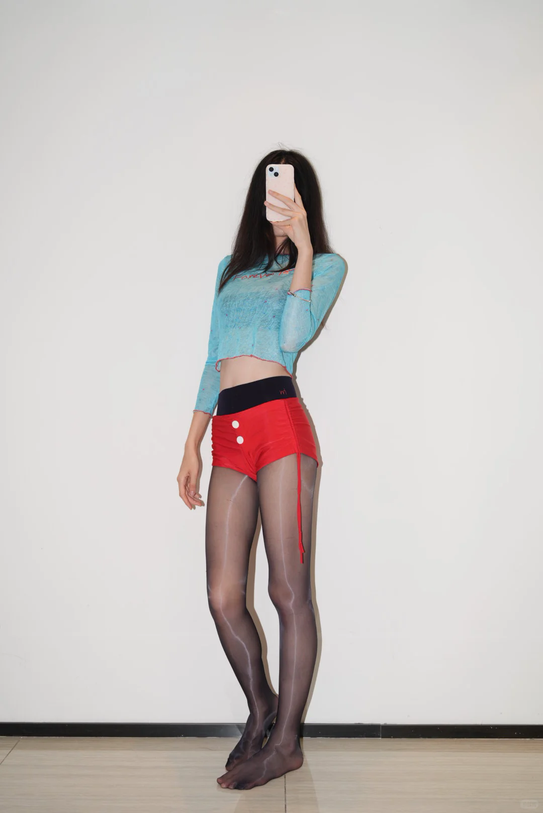 红色短裤好显身材