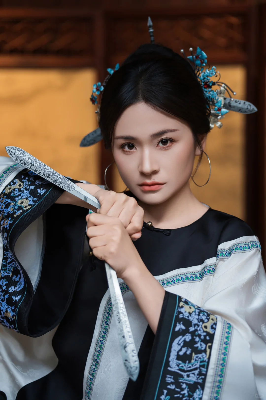 她可以是娇艳的花，也可以是锐利的剑⚔️