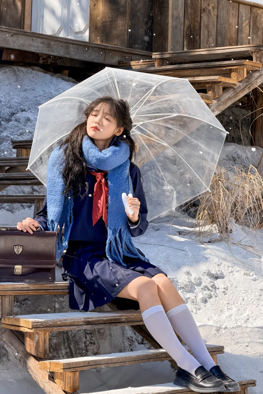 “冬日OOTD｜蓝调制服+围巾，雪地日系少女”