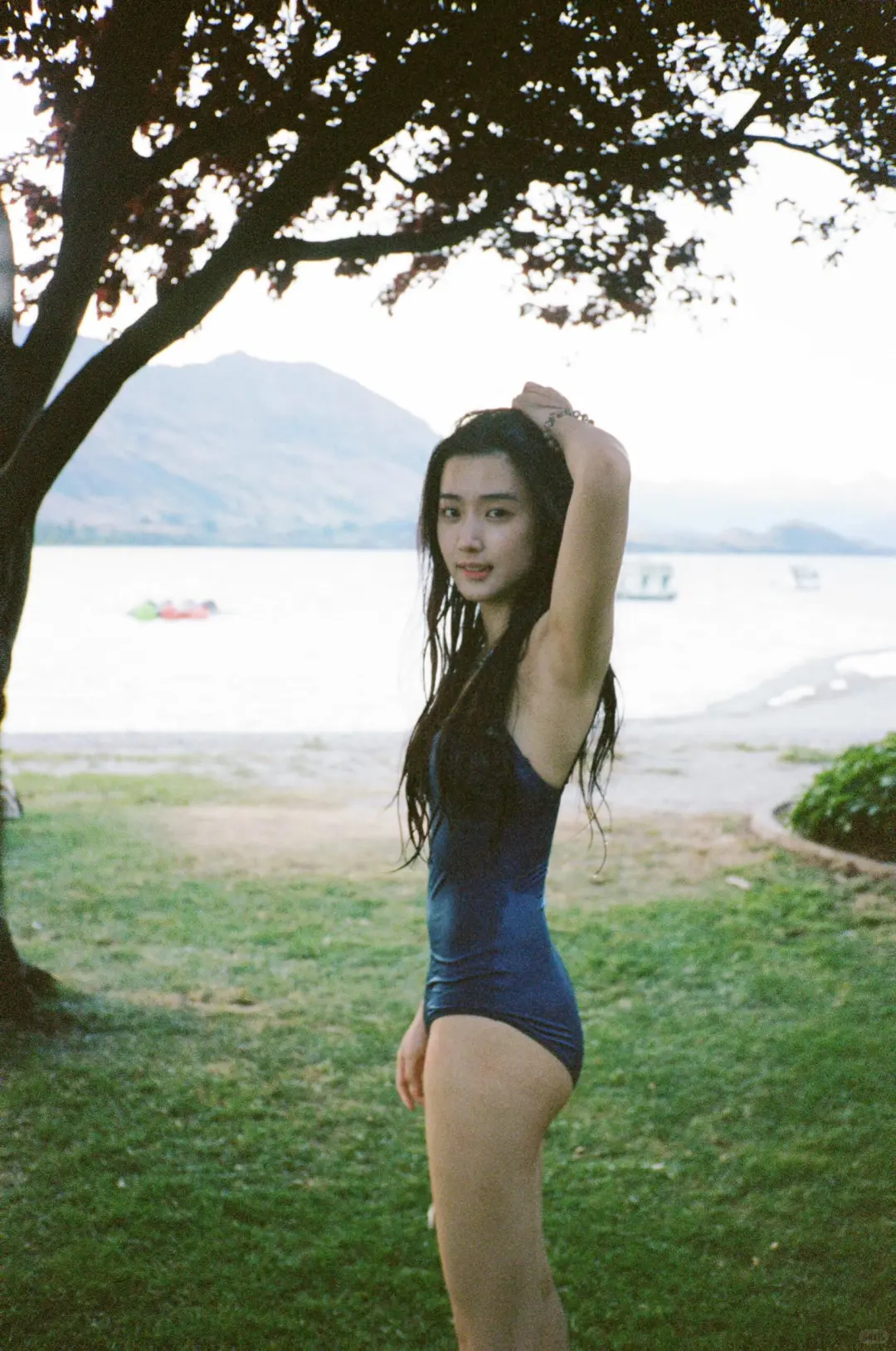 卢昱晓晒泳装照。这不就是美人鱼嘛。