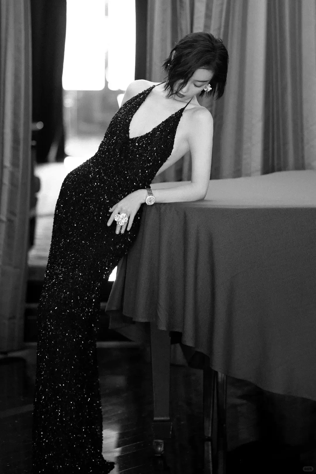 倪妮黑色吊带礼服写真集