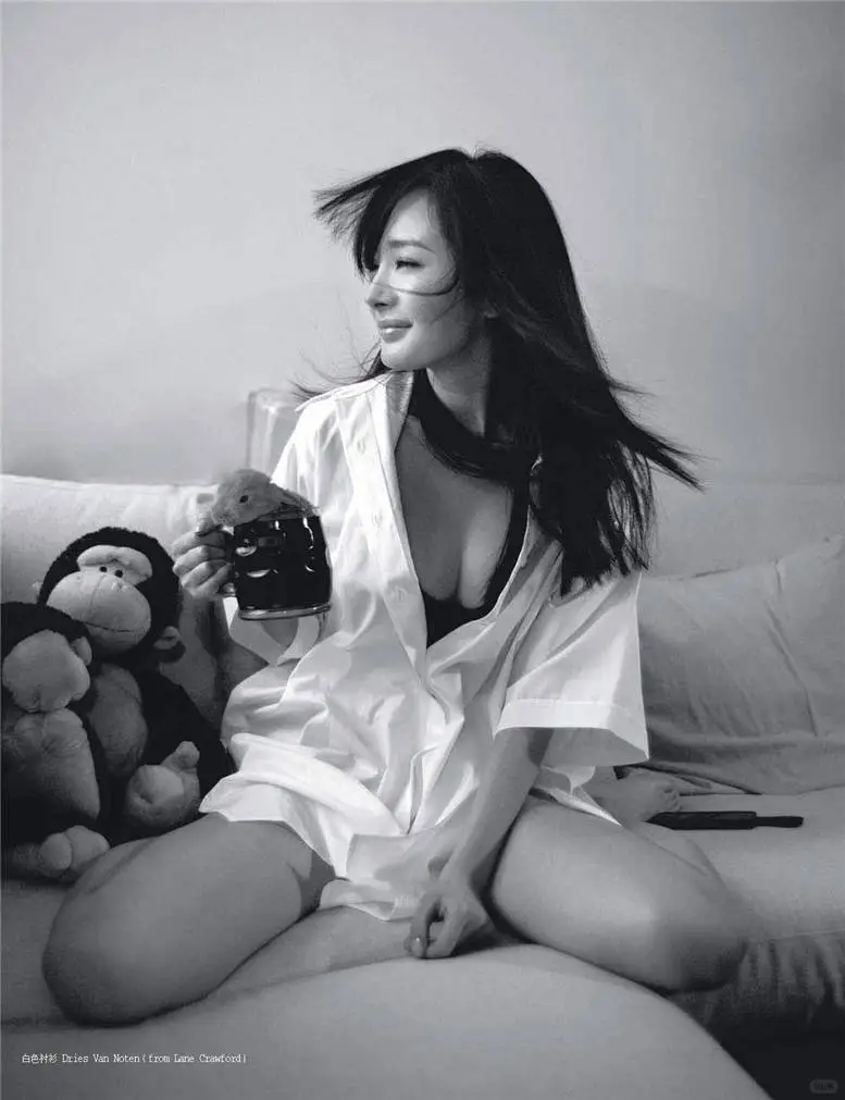 杨幂早期男人装，尺度还挺大呢