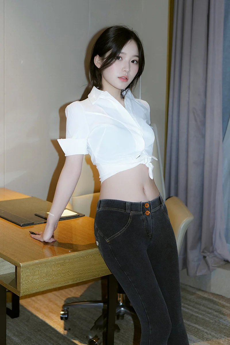 美女模特汁汁简约长裤写真美极了