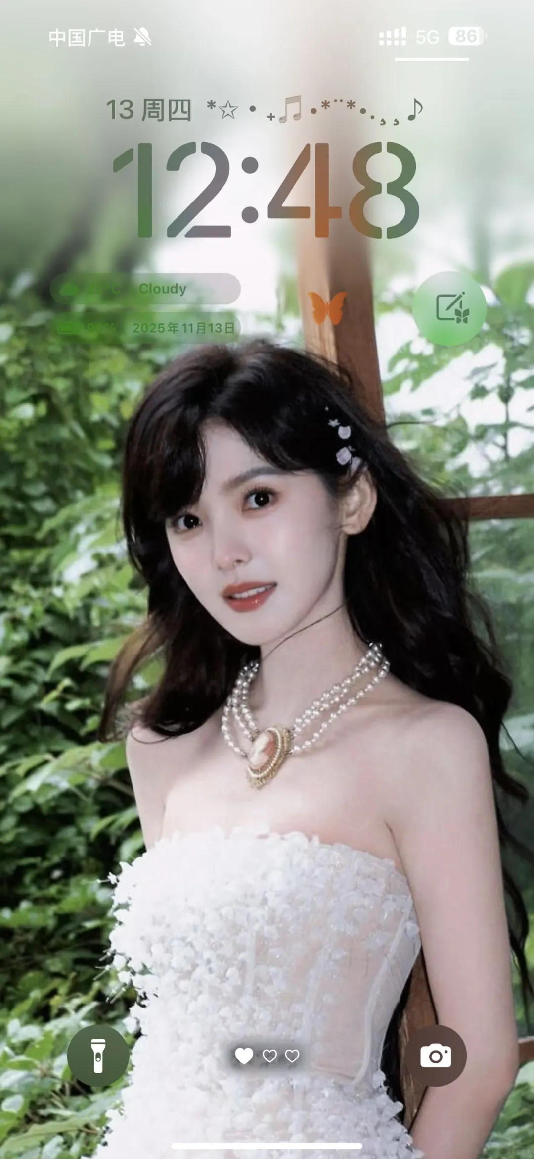 章若楠这张太适合当壁纸了！