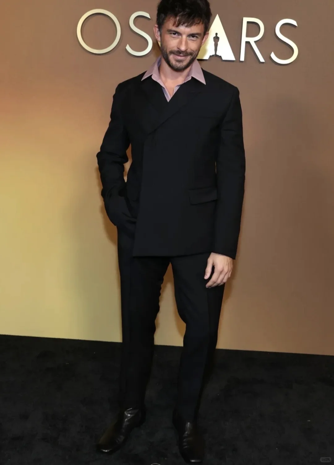 洲长奖红毯上的老牌绅士和好莱坞新生代少年