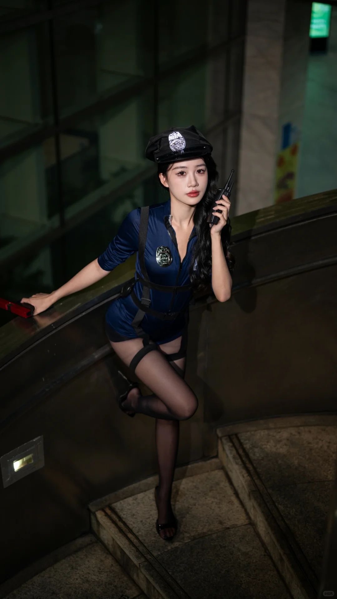 美到心动的女警写真