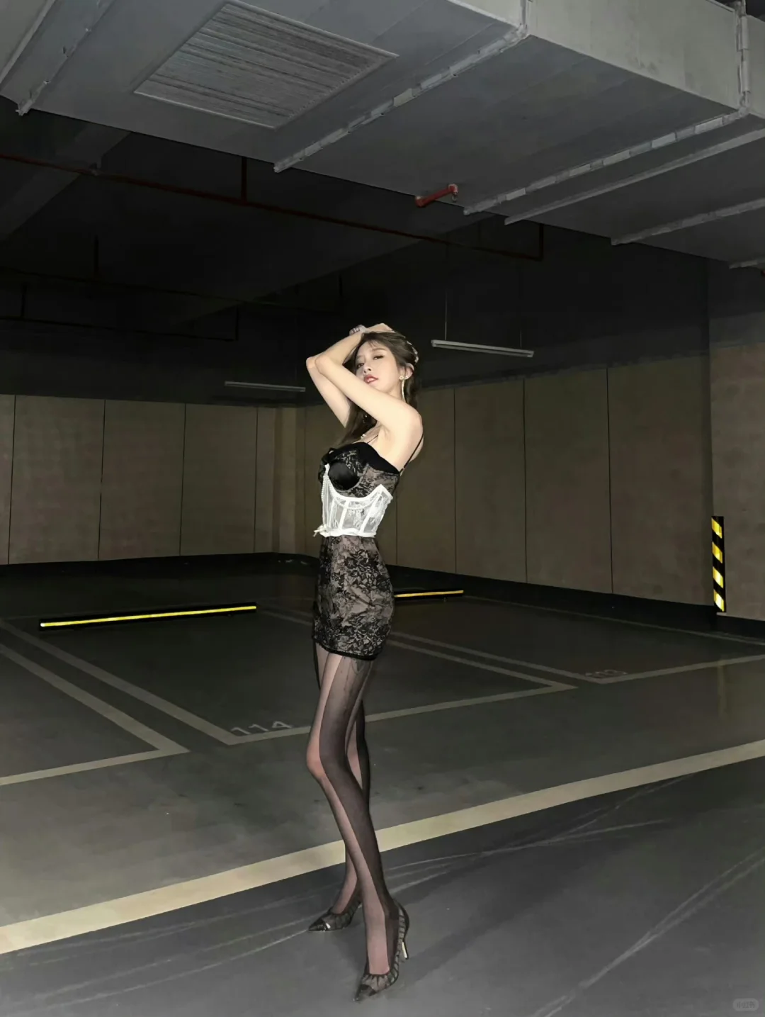 卓仕琳 御姐吊带裙 蕾丝掐细腰