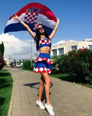 最美女球迷转行