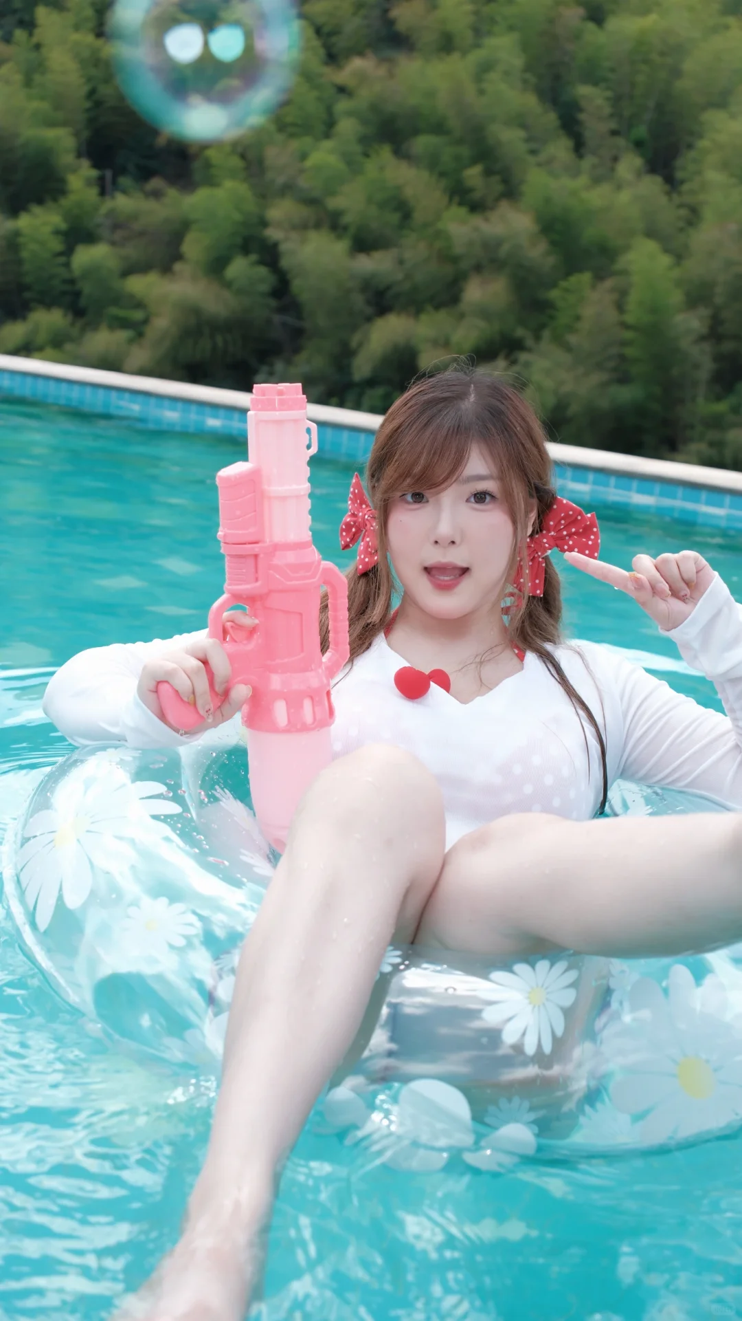 夏天就来这玩吧～游泳池～