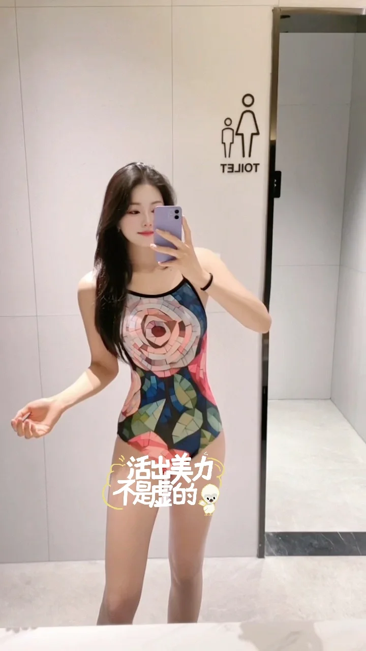 游完泳当然要发个泳装照啦～